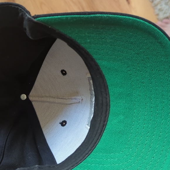 RVCA. Commonwealth Snapback Hat. Like New. - Picture 8 of 8